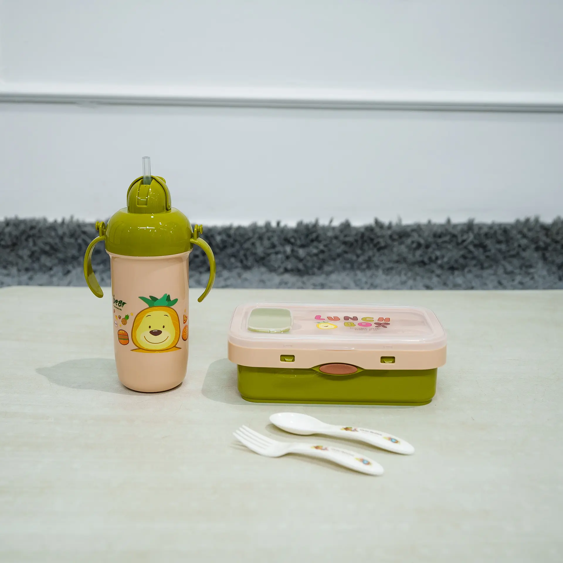 Lunch Box &Amp; Water Bottle Set 3 Badge Green Kids Lunch Set Featuring A Rectangular Lunch Box, A Handled Sippy Cup-Style Water Bottle With A Pink Bear Design (Resembling Lotso From Toy Story) And Pop-Up Straw, And A White Plastic Fork And Spoon With Pattern, Displayed On A Light Surface.